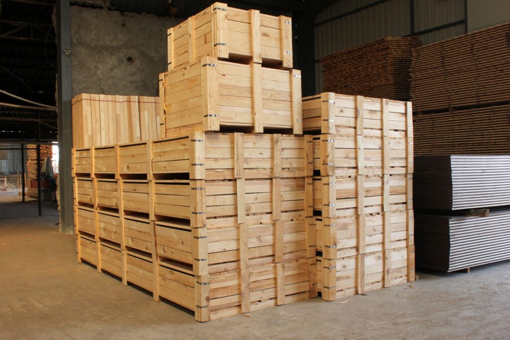 Pilha de caixas de madeira empilhadas - solução de armazenamento robusta e versátil TRAMAD
